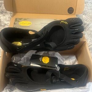 Brand new Authentic Vibram V-Soul Black size 7-7.5